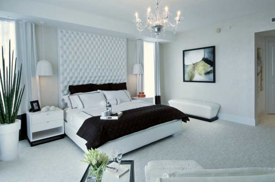 اتاق خواب لاکچری با ترکیب رنگی سیاه و سفید و تخت خواب لمسه کوبی شده