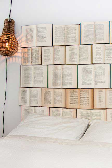 تاج تخت خواب با کتاب های مورد علاقه