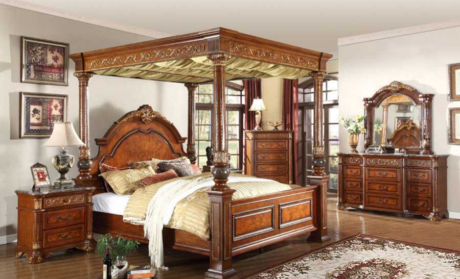 اتاق خواب سلطنتی با تخت خواب  و بوفه های آنتیک چوبی
